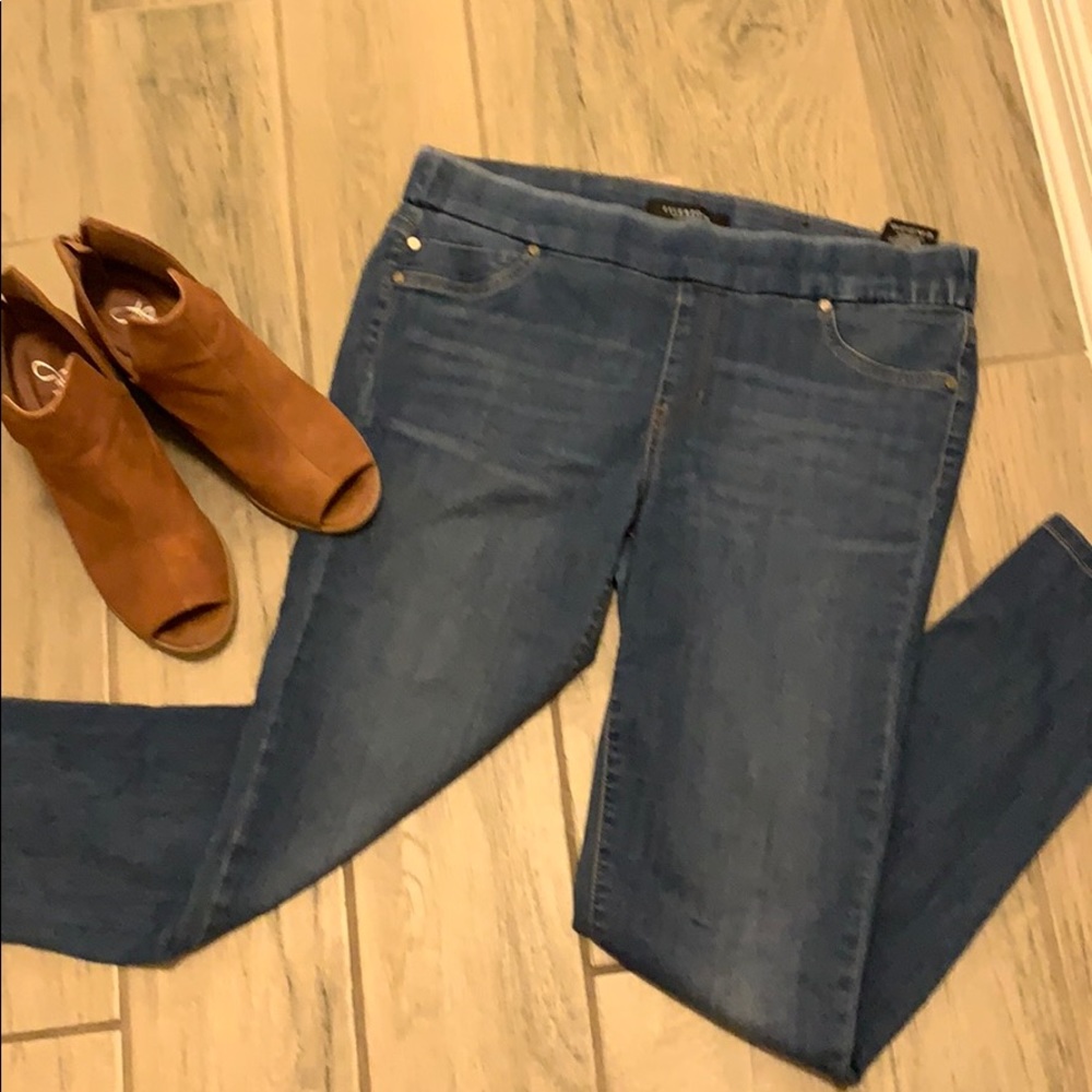 Liverpool skinny jeans. Awesome fit. Super comfy.